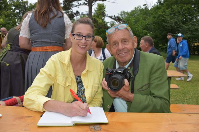 Manchmal im Doppelpack unterwegs. Redakteurin Alexandra Goll macht die Texte und Herbert Schleich die Fotos. | Foto: Alexandra Goll