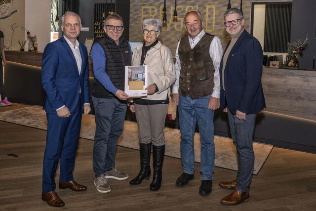 Von links: Vizepräsident Gerhard Stumptner, Freigold-Chef Dietmar Hehenberger, die Gewinner Veronika und Ernst Pühringer und Clubpräsident Markus Obermüller.  | Foto: LC Bad Leonfelden/Gaisbauer 