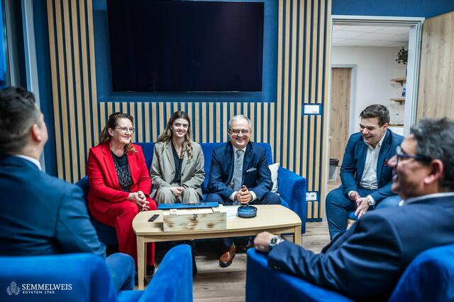 Tolle Auszeichnung der Uni Budapest für Zahnarzt Franz Zach aus dem Kleinen Erlauftal (M.) | Foto: Semmelweis Egyetem 1769