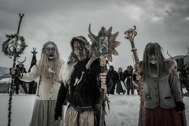 Die Drei Schicksalsfrauen Wilbeth, Borbeth, Ambeth (vorne). | Foto: Abtenauer Perchten e.V.