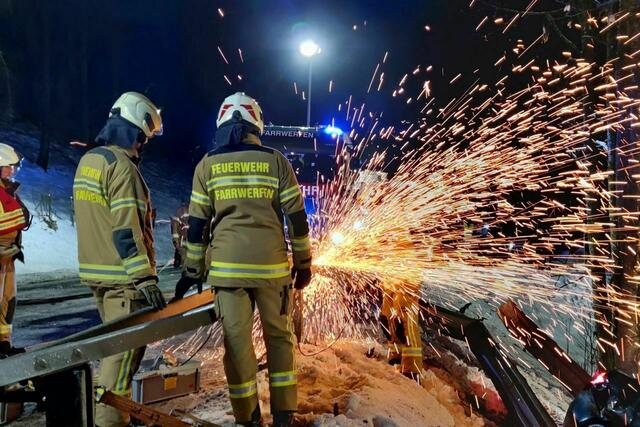 Die aufgefaltete Leitschiene, die den Wagen blockierte, wurde mit einem Trennschleifer entfernt. | Foto: FF Pfarrwerfen / Stefan Hafner