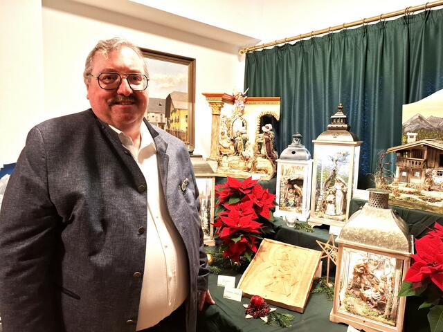 Günther Hopfgartner vor den schönen Krippen.
Fotos: Josef Wind