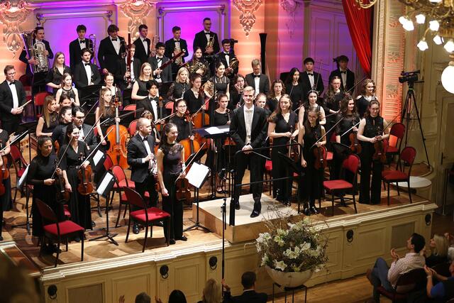 Für Achleitner und die Oberösterreich Philharmonie gab es am Ende Standing Ovations. | Foto: Andreas Maringer