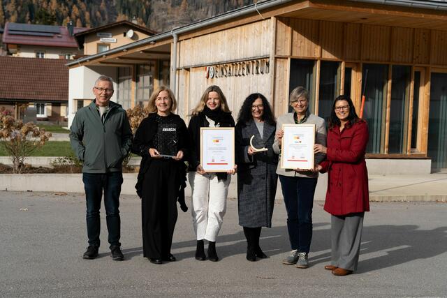 EKUZ-Vorstand: Peter Angermann (Alpenverein), Gudrun Batek (GRIPS e.U.), Sabine Seidler (ProMÖLLTAL), Paula Müllmann (Tourismusregion), Nationalpark-Direktorin Barbara Pucker und Landesrätin Sara Schaar (von links) | Foto: NPHT/Justina Heinz