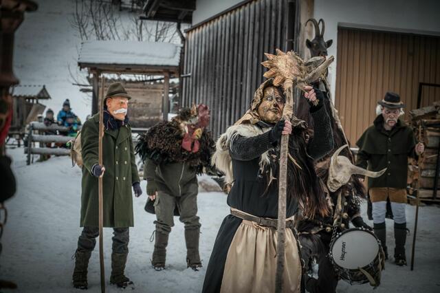 Borbeth-Frau Percht (vorne), Jäger, Hahn, Tod, Habergoaß und Treiber (hinten) | Foto: Abtenauer Perchten e.V.