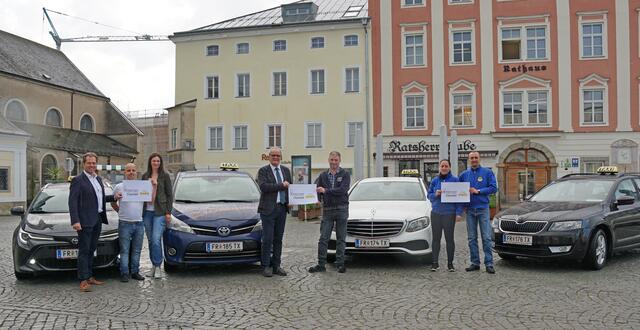Ein Bild aus dem Jahr 2022: Bürgermeister Christian Gratzl (Bildmitte) und Infrastrukturstadtrat Rainer Widmann (l.) mit den Citymobil-Betreibern. | Foto: Stadtgemeinde Freistadt