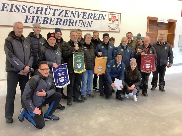 Die Fahnenpreisgewinner; 2. EC Rummlerhof I, 1. ESC Jochberg I, 3. EV Fieberbrunn I, 4. ESV Erpfendorf II mit Lisa Seisl und den Sportausschuss Obmann Maximilian Foidl | Foto: Annemarie Seisl; Christian Erhart