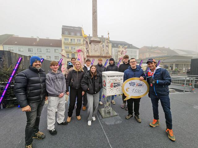 Die Leitz-Lehrlinge übergaben Moderator Tom Walek (re.) von Ö3 eine Spende von 1.500 Euro fürs Ö3-Weihnachtswunder.  | Foto: Leitz