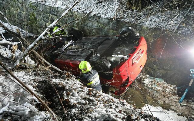 Das Unfallauto landete im Bachbett. | Foto: FF/Zeiler