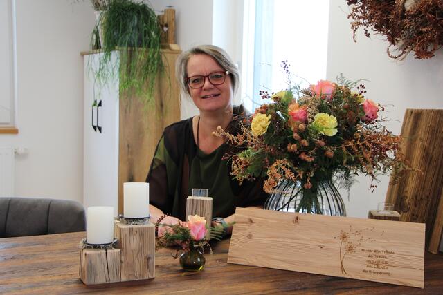 Aus Altholz stellt Monika Gußner auch Kerzenständer – etwa für Trauerfeiern – her. Diese kann sie auf Wunsch gravieren. | Foto: MeinBezirk/Veronika Mair
