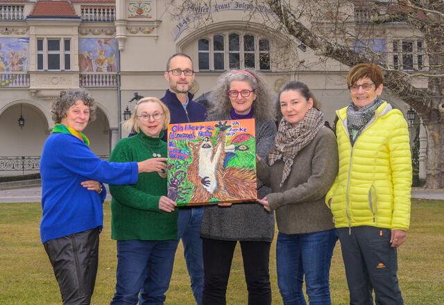 Die Pottensteiner Gemeinderätin Dr. Eva Schütz überreicht das Kunstwerk an Kandidat:innen der Liste Bürgerinitiative Berndorf: Gabriele Handl, Johanna Haigl, Patrick Steurer, Eva Schütz, Birgit Müller, Lieselotte Krendelsberger. | Foto: Christian Handl