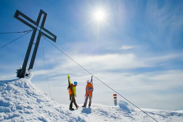 Am Gipfel angekommen: Rene Guhl und Stefan Leitner überschreiten den Grimming von West nach Ost. | Foto: Servus TV