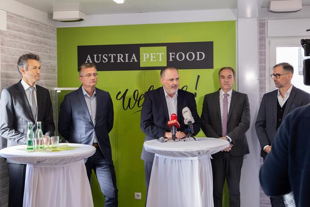 Claus Rhomberg, Geschäftsführer Aviation Academy Holding GmbH, Stefan Tasch, Geschäftsführer Lumitech Lighting Solution GmbH, Landeshauptmann Hans Peter Doskozil, Landesrat Leonhard Schneemann und Bernd Berghofer, Geschäftsführer Austria Pet Food GmbH | Foto: Landesmedienservice Burgenland