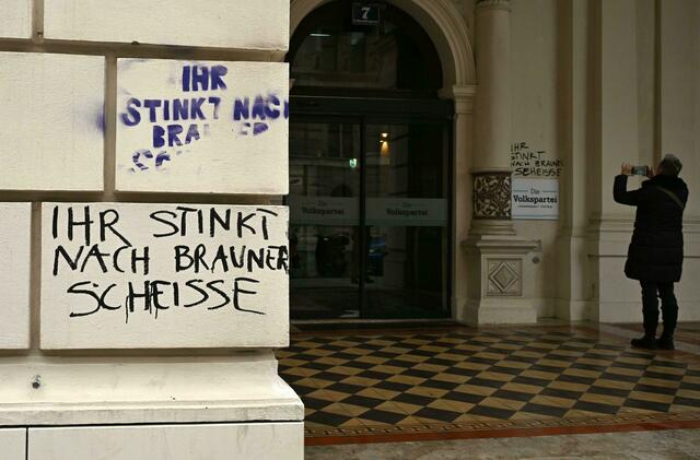 Wie die ehemalige "Letzte Generation"-Aktivistin Anja Windl, in Boulevardmedien als "Klima-Shakira" bezeichnet, auf Instagram mitteilte, beschmierte sie ebenso Volkspartei-Schilder sowie den Boden vor dem Eingang mit Hundekot.  | Foto: HELMUT FOHRINGER / APA / picturedesk.com