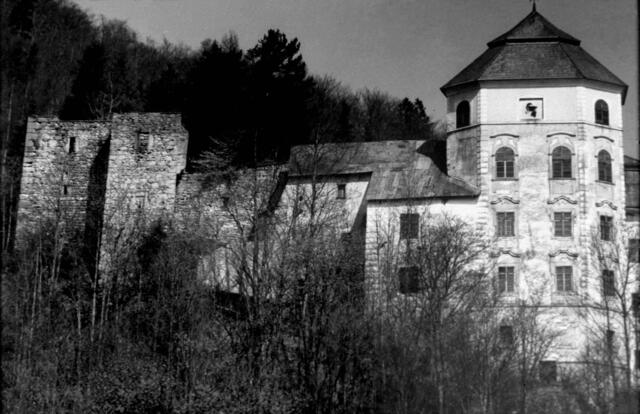 1963 begann Peter Wiegand gemeinsam mit einem kleinen Team mit der Renovierung des baufälligen Schlosses Klaus. | Foto: Schloss Klaus - DIG