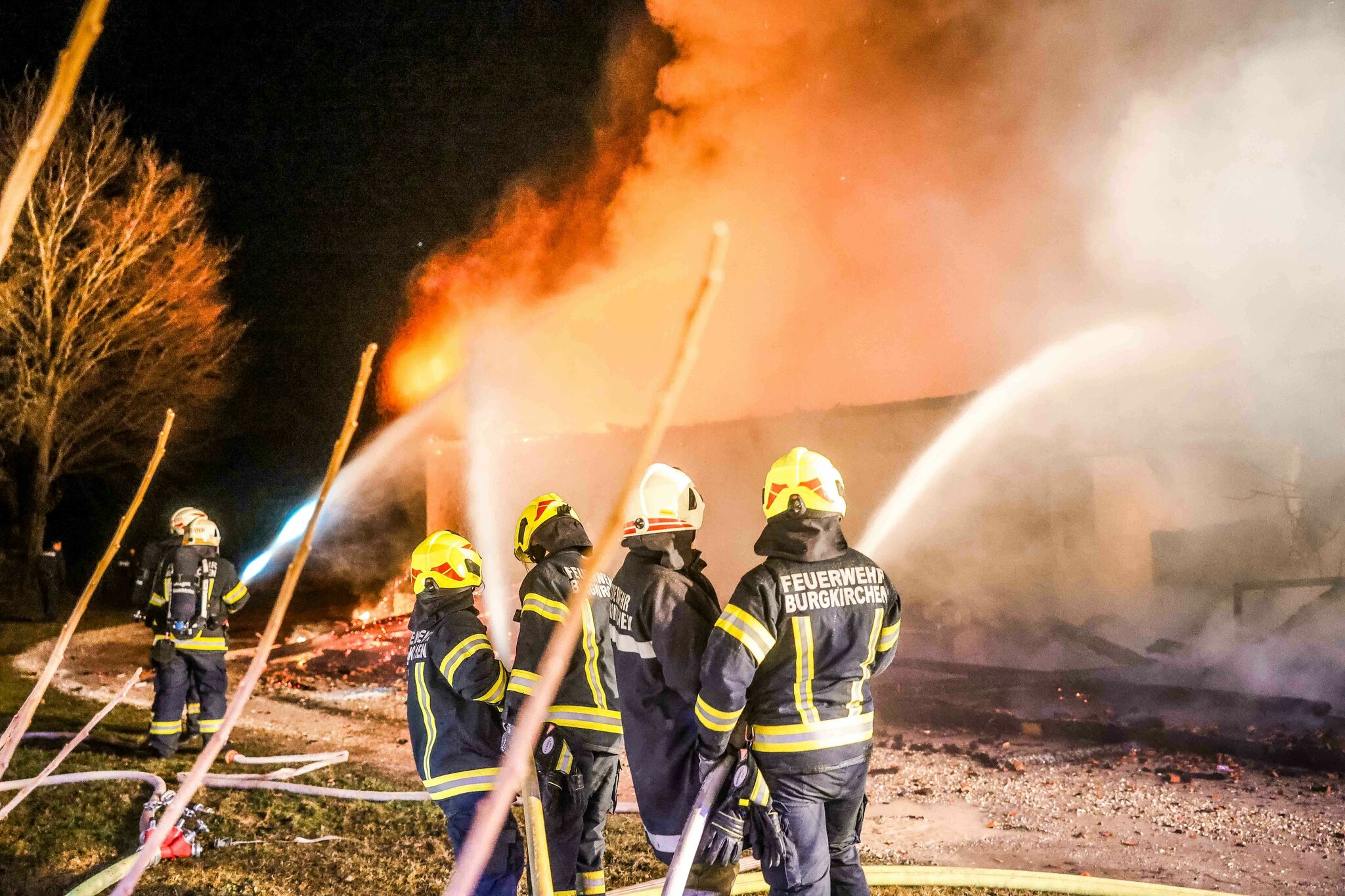 Großbrand: Acht Feuerwehren bekämpfen Feuer in Burgkirchen - Braunau