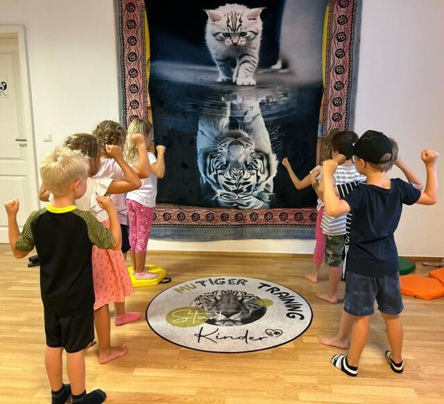 Die Kinder lernen im Training spielerisch, ohne Muckis stark zu sein.  | Foto: Hochkogler