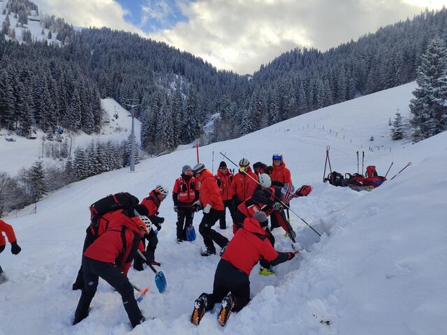 Die Übung bestand aus einem Stationsbetrieb, bei dem die Teilnehmerinnen und Teilnehmer ihre Fähigkeiten in verschiedenen Bereichen der Bergrettung vertieften. | Foto: Bergrettung