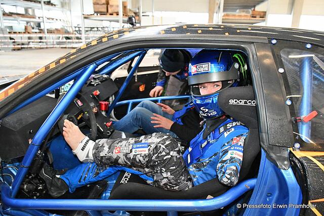 Bartosz Ostalowski lenkt den Boliden mit den Füßen. | Foto: Erwin Pramhofer