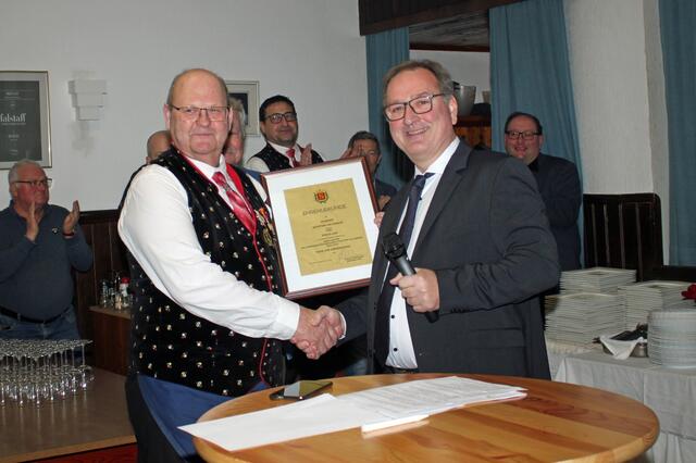 Ewald Leeb wurde nach 32 Jahren als Kapellmeister verabschiedet. Er wechselte vom Spieltrainer zum Spieler. | Foto: Gerhard Trucksitz