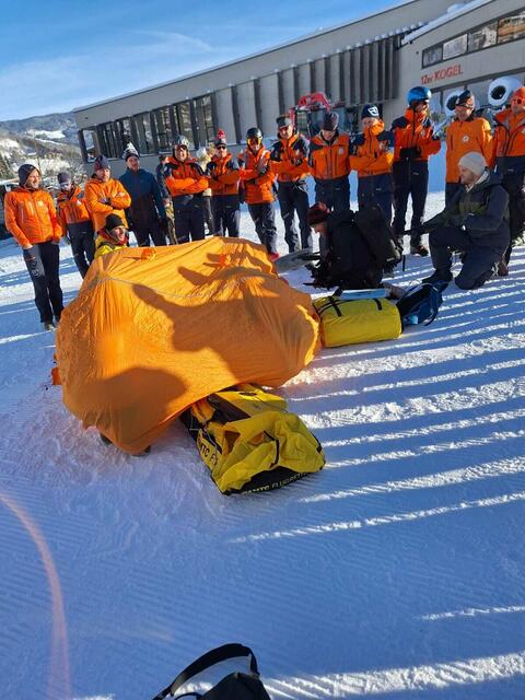 42 ehrenamtliche Bergretter werden sich während der Ski-Weltmeisterschaft im Februar in Saalbach-Hinterglemm neben der Rennpiste einsatzbereit halten, um bei der Bergung von Verletzten zu helfen. | Foto: Bergrettung Bezirk Pinzgau