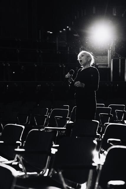 Die italienische Opernsängerin Sonia Prina beeindruckte mit Chansons von Montand, Aznavour und Piaf. | Foto: Amir Kaufmann