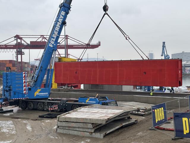 Ein 650 Tonnen schwerer Mobilkran hob den ersten Teil des neuen Hafentors in die Torkammer. 
 | Foto: MeinBezirk