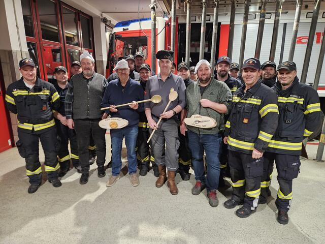 Das Kommando und die Mitglieder der Hauptfeuerwache Bad Ischl bedankten sich für die geleistete Arbeit mit einem Präsent und ließen den Abend in gemütlicher Runde ausklingen. | Foto: ff-badischl.at