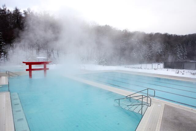 Außenbecken im Winter, Therme Linsberg Asia in Bad Erlach, fernöstlich inspiriertes Thermalbad mit Saunalandschaft | Foto: Linsberg Asia