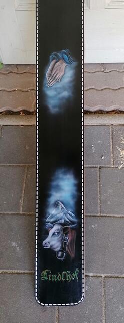 Auch das Bemalen von Kuhglockenriemen liegt ihm. | Foto: Hofer