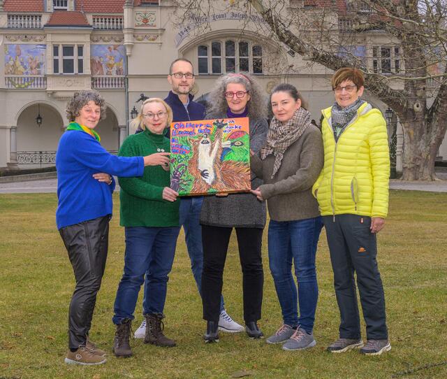 Die Pottensteiner Gemeinderätin Dr. Eva Schütz überreicht das Kunstwerk an Kandidat:innen der Liste Bürgerinitiative Berndorf: Gabriele Handl, Johanna Haigl, Patrick Steurer, Eva Schütz, Birgit Müller, Lieselotte Krendelsberger. | Foto: Christian Handl