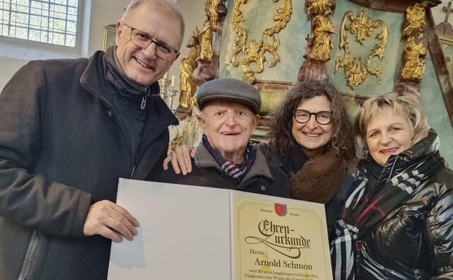 Bürgermeister Erich Stampfer, Arnold Schmon mit Tochter Johanna und Vizebürgermeisterin Brigitte Ritzinger (v.l.) | Foto: Privat