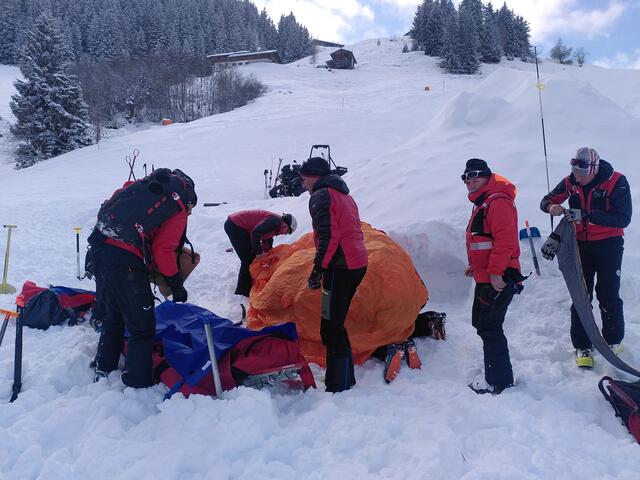 Im Rahmen der Teamübung lag der Fokus auf der Zusammenarbeit und Koordination bei komplexen Einsätzen. | Foto: Bergrettung