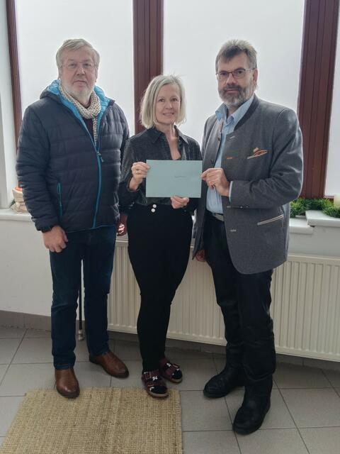 Bürgermeister Klaus Schütz sowie der Gemeinderat Erich Vodicka überreichten die Spende an Claudia Fath-Kuba vom Frauenhaus Mistelbach. | Foto: Gemeinde Großkrut