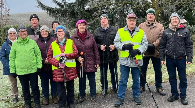 Die Seniorinnen und Senioren aus Pennewang ließen das Jahr 2024 mit einer Gemeinde-Wanderung ausklingen und stießen auf das neue Jahr an. | Foto: Seniorenbund Pennewang