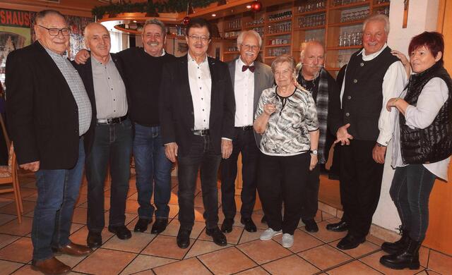 Unter den zahlreichen Gästen waren auch Bürgermeister Thomas Krainz (4. von links) und Vizebürgermeister Alois Lach (2. von links) der Einladung von Obmann Kunibert Sourij zum Pensionistensilvester gefolgt. | Foto: Privat