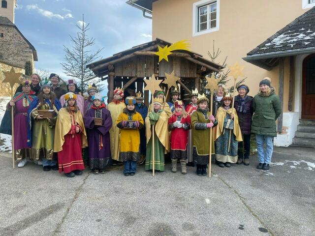 Die Sternsinger überbrachten wieder die Segenswünsche an die Bürgerinnen und Bürger. | Foto: Pfarre Karnburg