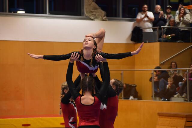 Von Hebefigur bis Salto war das Programm breit gefächert. | Foto: Kainz