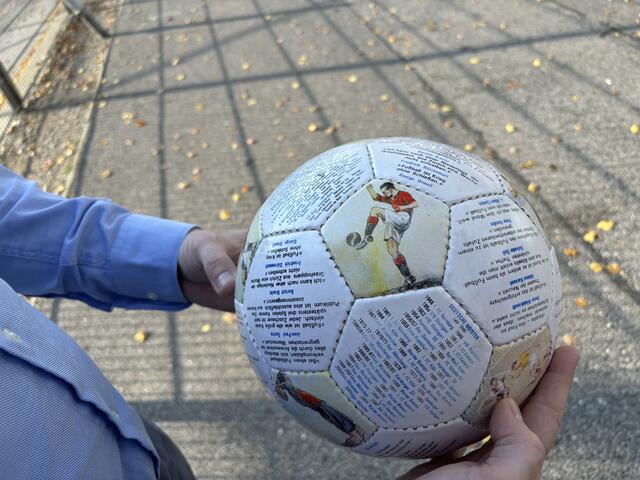 Ein historischer Fußball, der Turl Wagner in seiner besten Zeit zeigt. | Foto: Karl Pufler/MeinBezirk