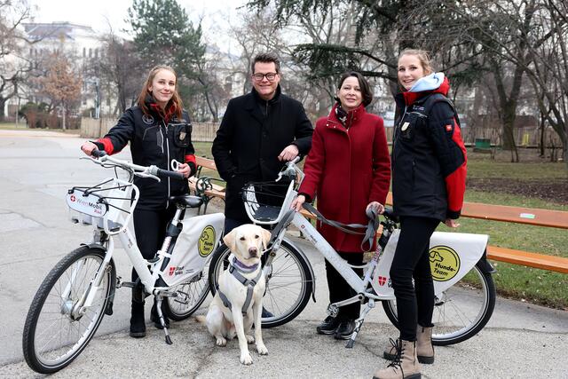 Das Hunde-Team ist seit mehr als einem Jahr auf den Straßen Wiens unterwegs, freut sich Tierschutzstadtrat Jürgen Czernohorszky (SPÖ). | Foto: Stadt Wien/Martin Votava