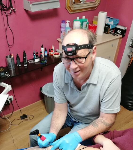 Hofer bei seiner Tätigkeit als Tätowierer. | Foto: Hofer