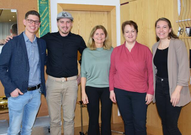 Christiane Foidl (Mi.), Kpm. Mario Millinger, neue Jugendreferenten Alexander Kilian (Stv.) und Martina Zelger, Obfrau Sylvia Zöggeler. | Foto: Wörgötter