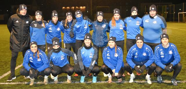 Mit neuen Hauben ausgestattet, starteten die Spielerinnen vom FC Südburgenland ins Training fürs Frühjahr. | Foto: Michael Strini