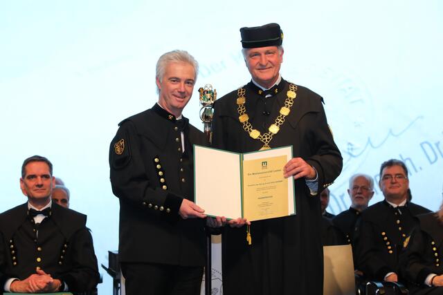 Helmut Kaufmann (links) wurde der Titel Honorarprofessor verliehen. | Foto: Russold