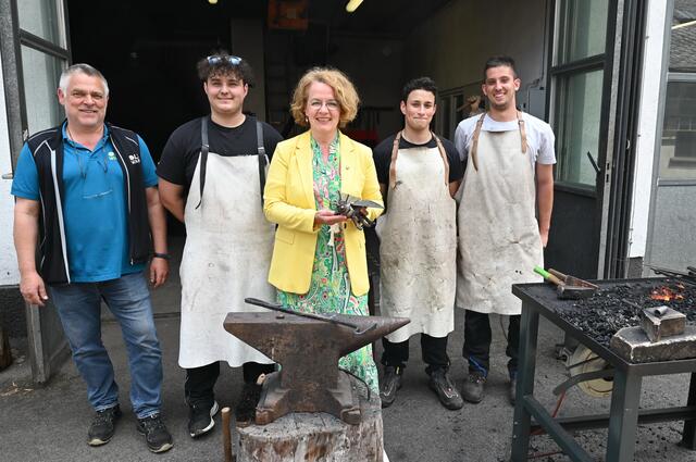 (v.l.n.r.) Lehrgangsleiter Christian Mittner, Absolvent Michael Baldauf, Bildungs-Landesrätin Christiane Teschl-Hofmeister, Absolvent Daniel Kuttner und Absolvent Tobias Lechner | Foto: Jürgen Mück