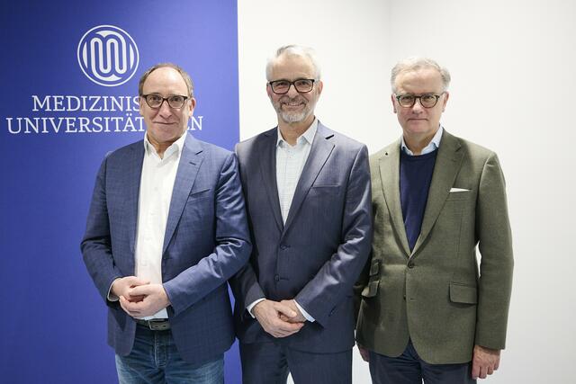v. l.: Gesundheitsminister Johannes Rauch (Grüne), Nikolaus Klupp, Leiter der Untersuchungsstelle und Markus Müller, Rektor der MedUni Wien bei der Eröffnung. | Foto: Medizinische Universität Wien/APA-Fotoservice/Hörmandinger