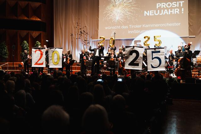 Boten einmal mehr einen launigen, kurzweiligen und tänzerisch verspielten Jahreseinstand: das Tiroler Kammerorchester InnStrumenti bei seinem Neujahrskonzert im Innsbrucker Congress.  | Foto: Amir Kaufmann