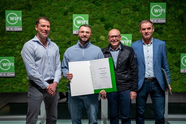 Gunter Stelzhammer (Liwest), Martin Wachutka, Geschäftsführer der Breitband Oberösterreich, „Jubiläumsabsolven“ Zarko Marjanovic (EnergieAG) (2. v.li.), Mario Treiblmair, Obmann der Fachvertretung Telekom. (v.li.) | Foto: Florian Berger