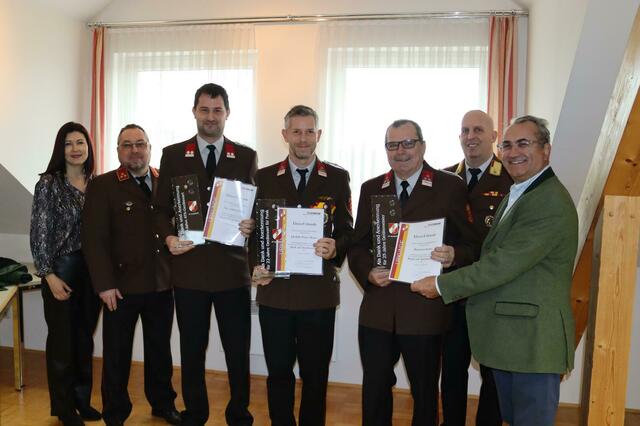 Ehrung für verdiente Mitglieder der Feuerwehr Kohfidisch: Vizebürgermeisterin Isabell Novosel, Kommandant Wilfried Baumann, Andreas Hanzl, Walter Holzer, Hermann Saurer, ABI Alexander Wagner und Bürgermeister Norbert Sulyok | Foto: Feuerwehr Kohfidisch