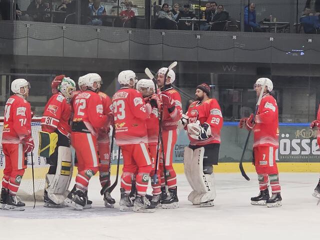 Der Jubel bei den KSV-Cracks nach dem Sieg über Gmunden war groß. | Foto: KSV Eishockey